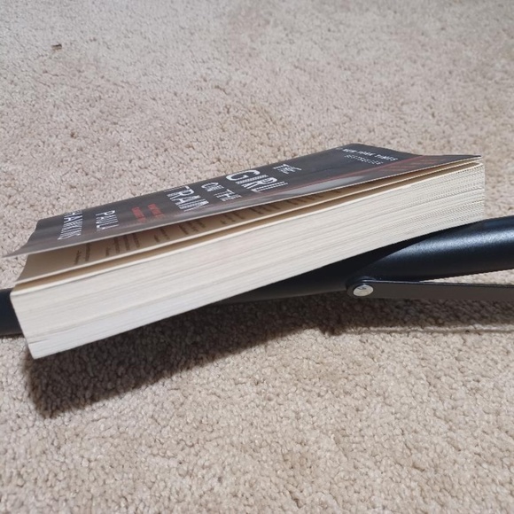 PAULA HAWKINS ~ The Girl on The Train Paperback - Picture 5 of 5